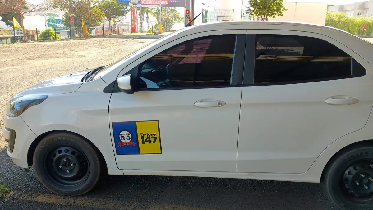 Carro branco parceiro da 53 Driver
