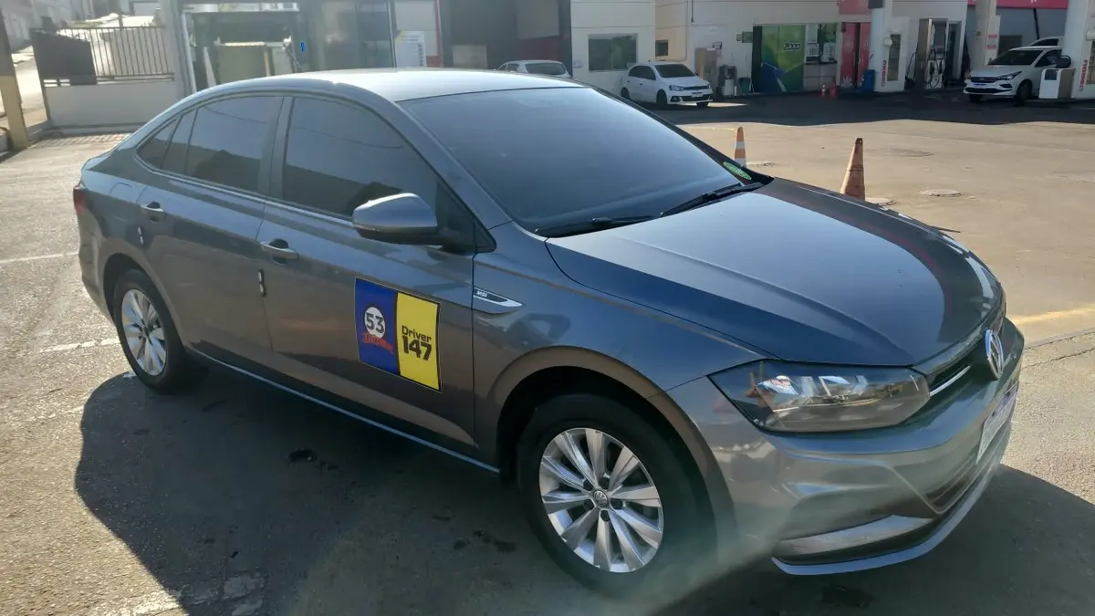 Veículo parceiro identificado com a marca 53 Driver