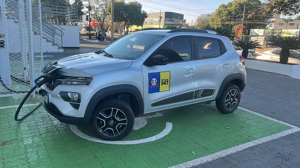 Veículo elétrico parceiro da 53 Driver em recarga
