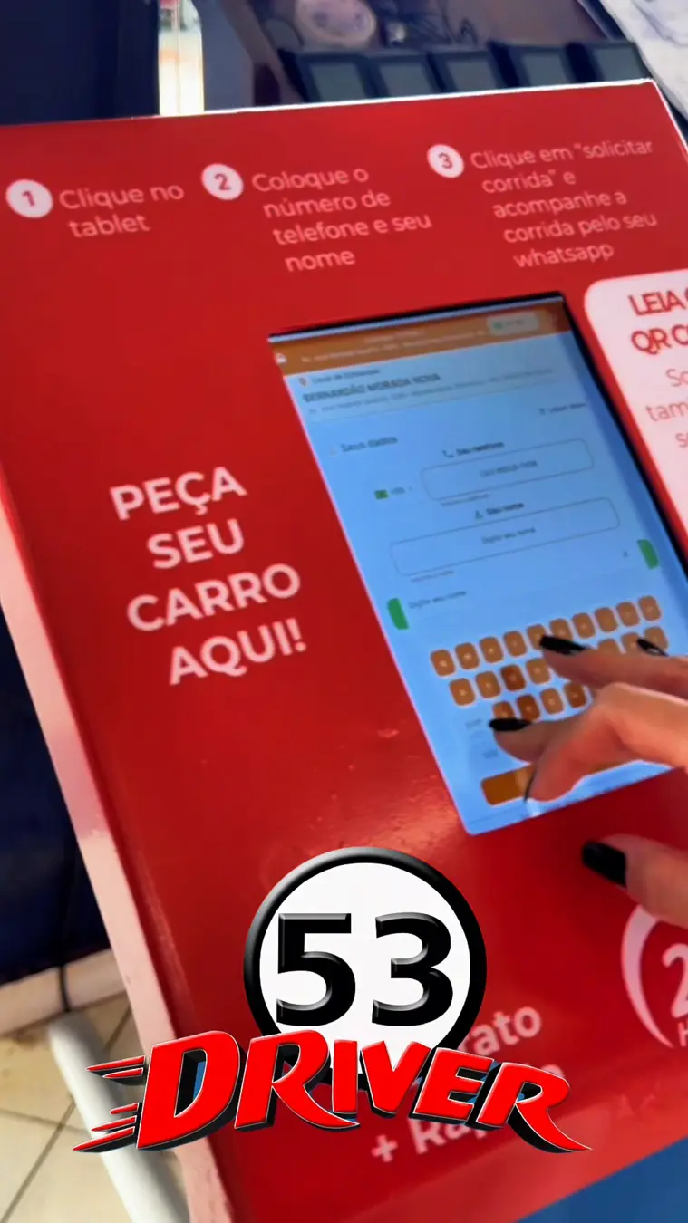 Cliente utilizando o totem para pedir uma corrida